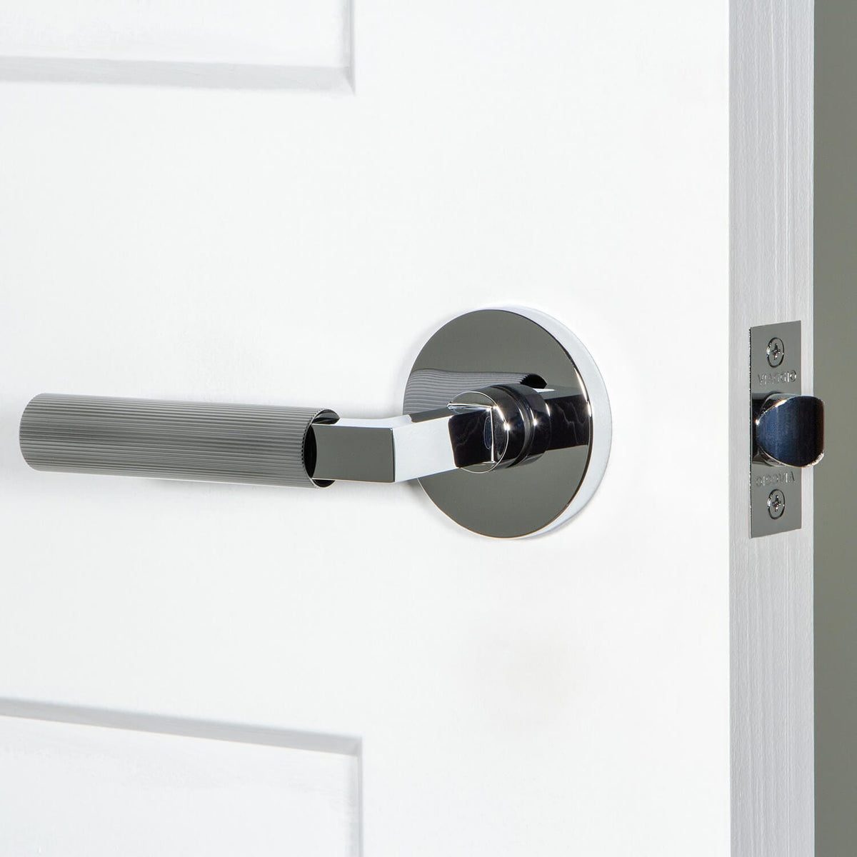 Circolo Rosette with Contempo Fluted Lever in Bright Chrome