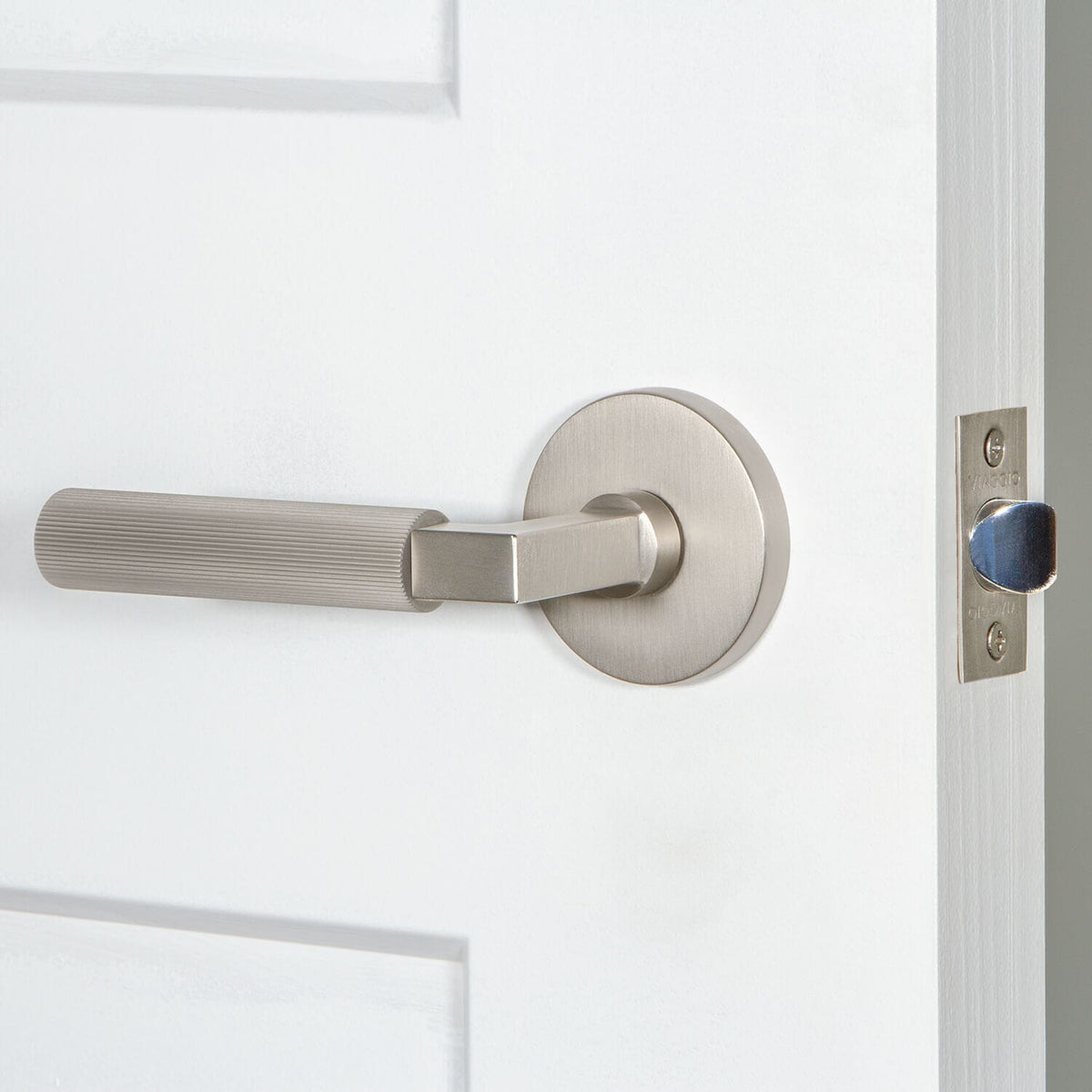 Circolo Rosette with Contempo Fluted Lever in Satin Nickel