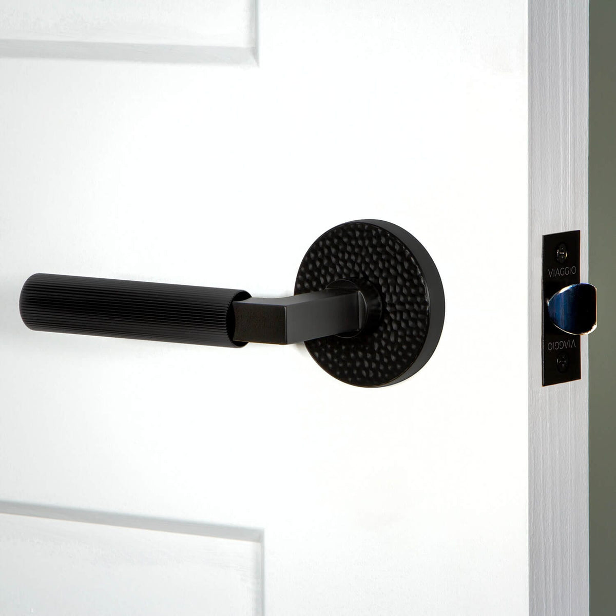 Circolo Hammered Rosette with Contempo Fluted Lever in Satin Black