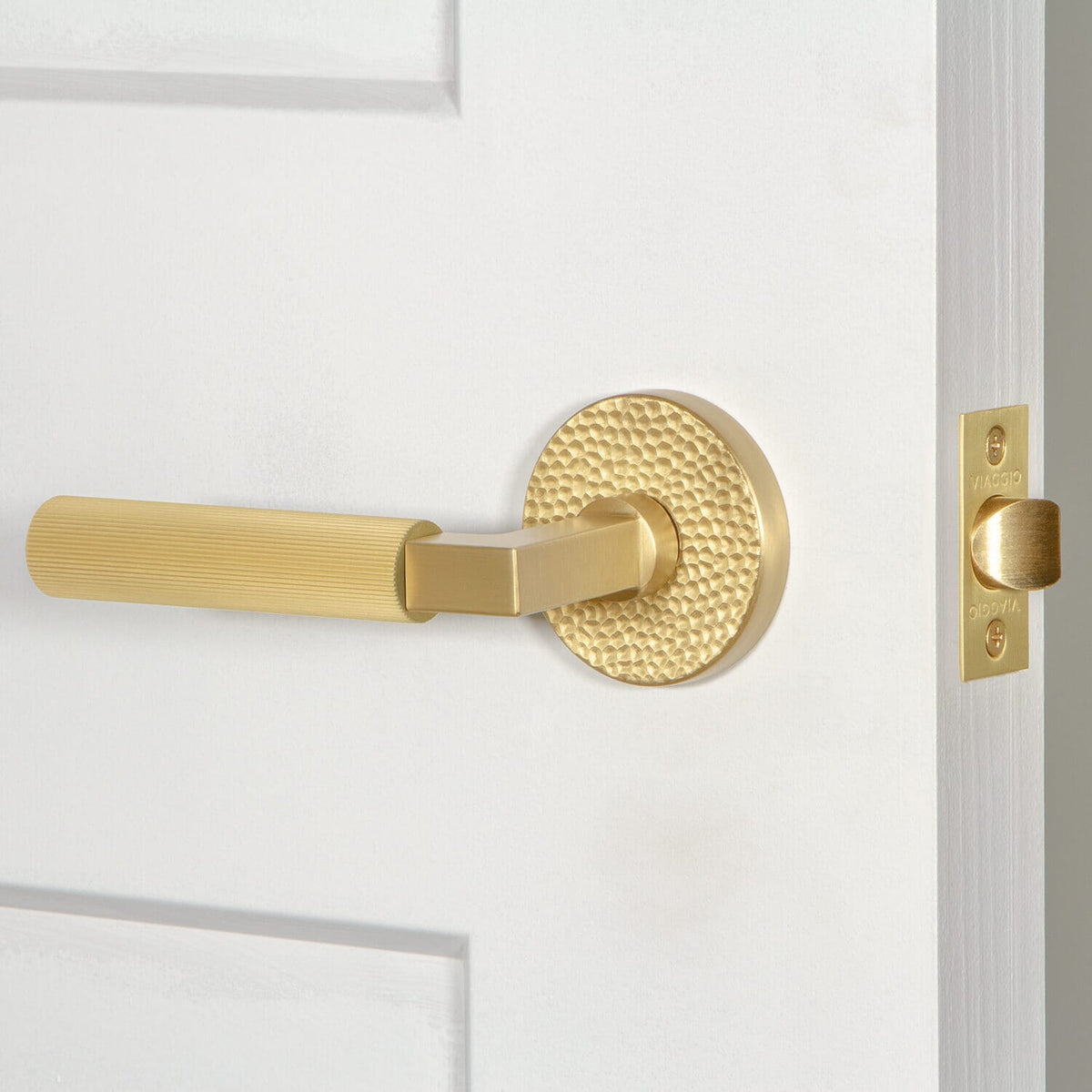 Circolo Hammered Rosette with Contempo Fluted Lever in Satin Brass