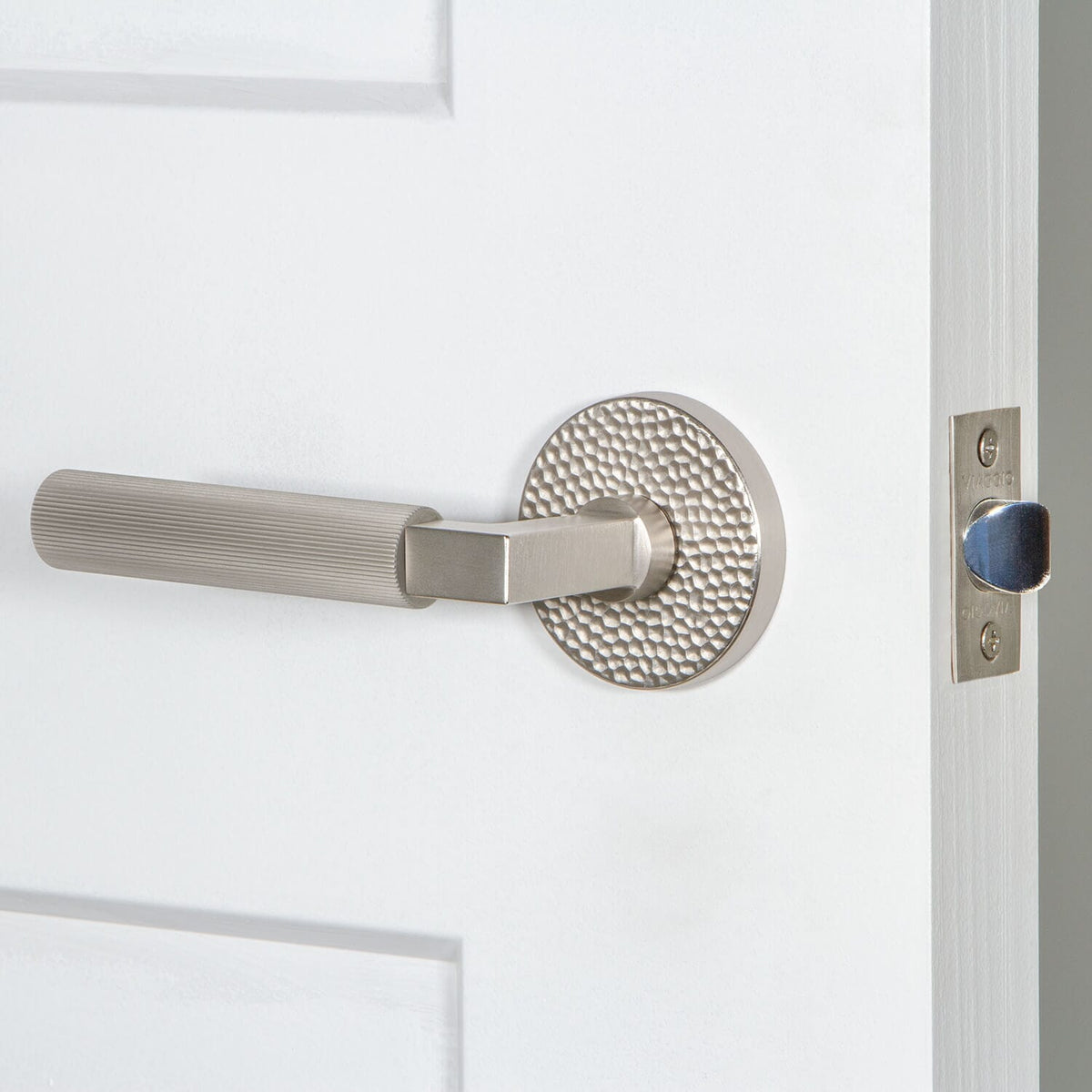 Circolo Hammered Rosette with Contempo Fluted Lever in Satin Nickel