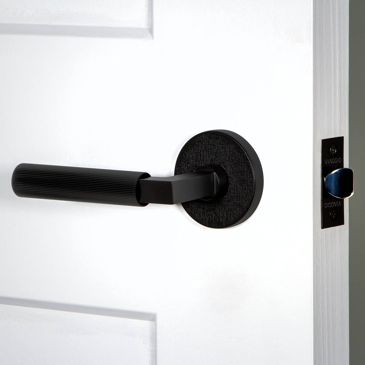 Circolo Linen Rosette with Contempo Fluted Lever in Satin Black