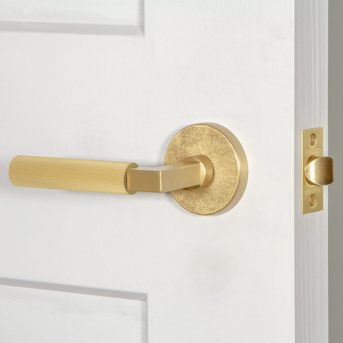 Circolo Linen Rosette with Contempo Fluted Lever in Satin Brass