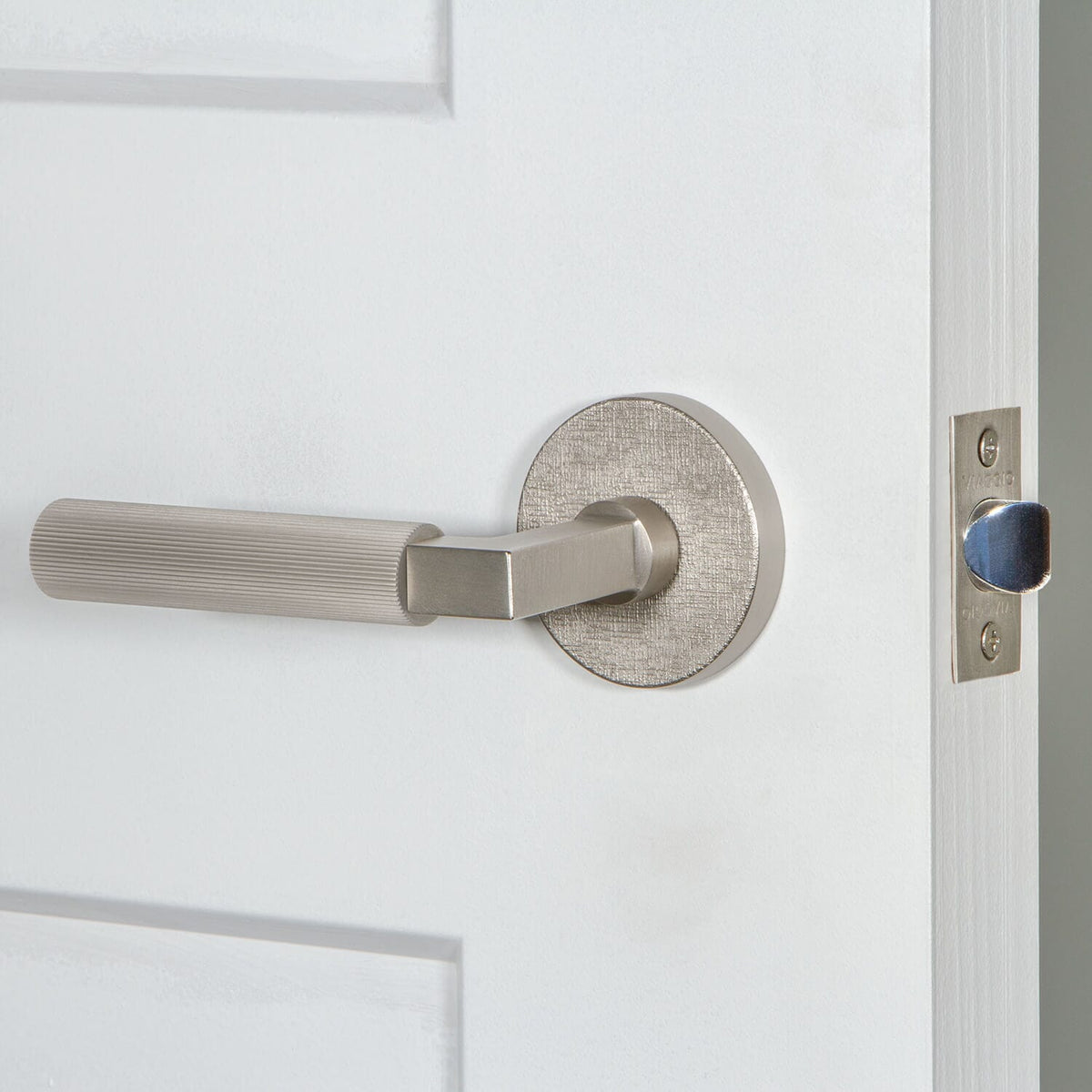 Circolo Linen Rosette with Contempo Fluted Lever in Satin Nickel