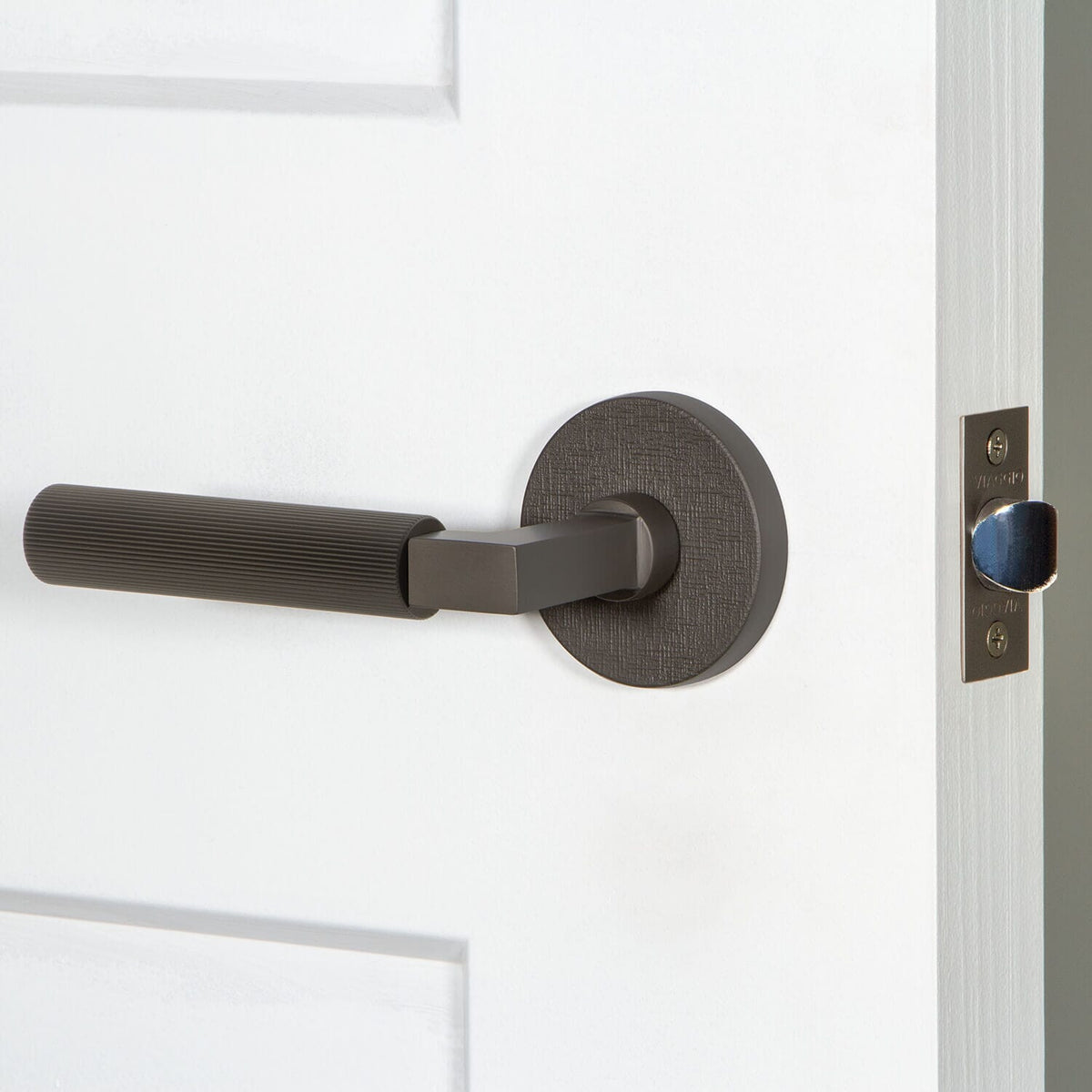 Circolo Linen Rosette with Contempo Fluted Lever in Titanium Gray