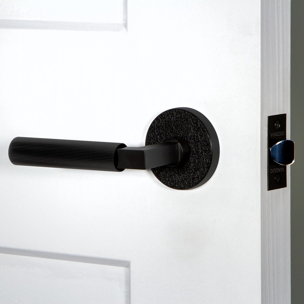 Circolo Leather Rosette with Contempo Fluted Lever in Satin Black