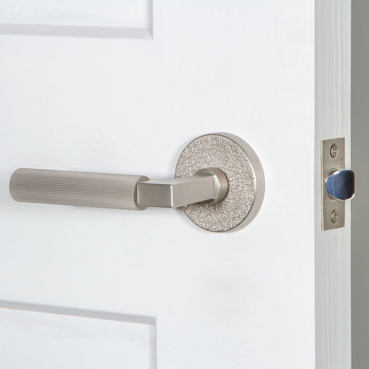 Circolo Leather Rosette with Contempo Fluted Lever in Satin Nickel