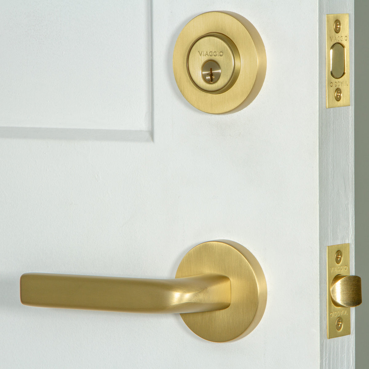 Circolo Rosette Entry Set with Bella Lever in Satin Brass