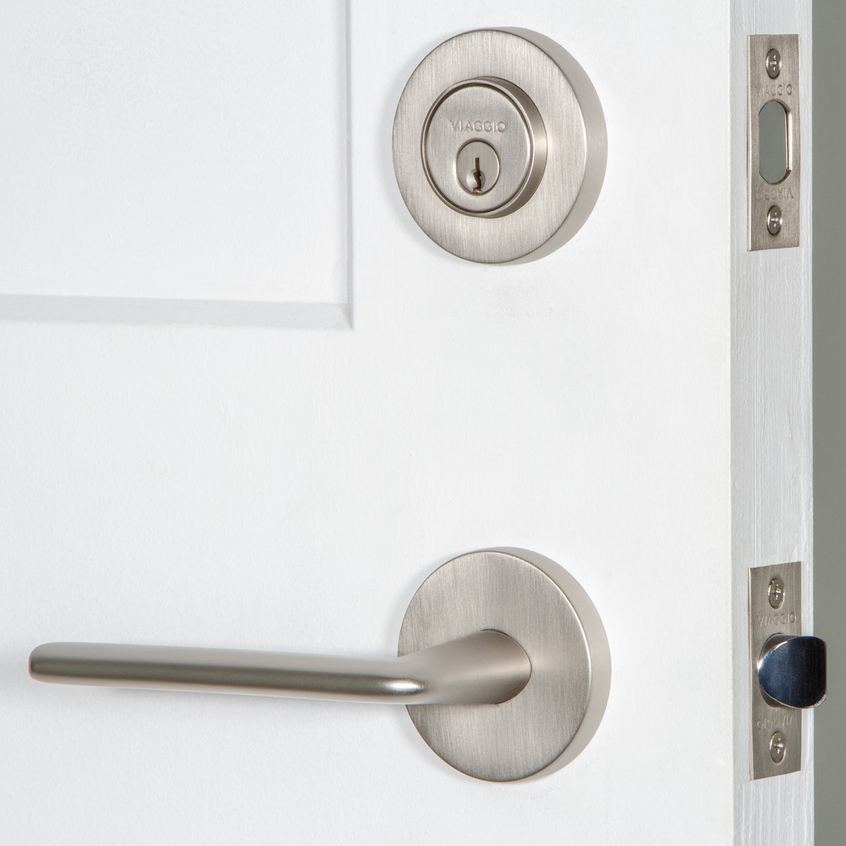 Circolo Rosette Entry Set with Brezza Lever in Satin Nickel