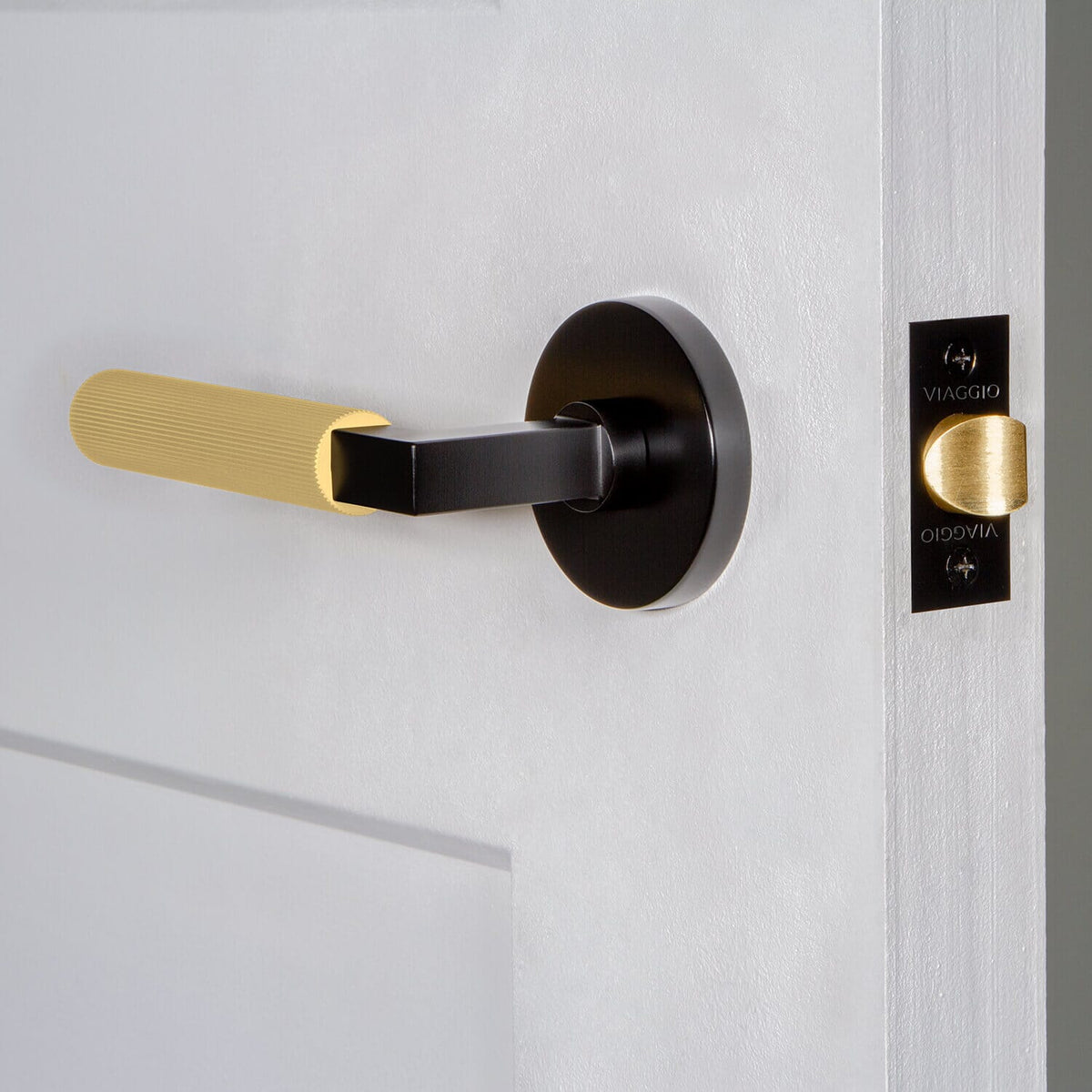 Circolo Rosette in Satin Black with Satin Brass Contempo Fluted Lever