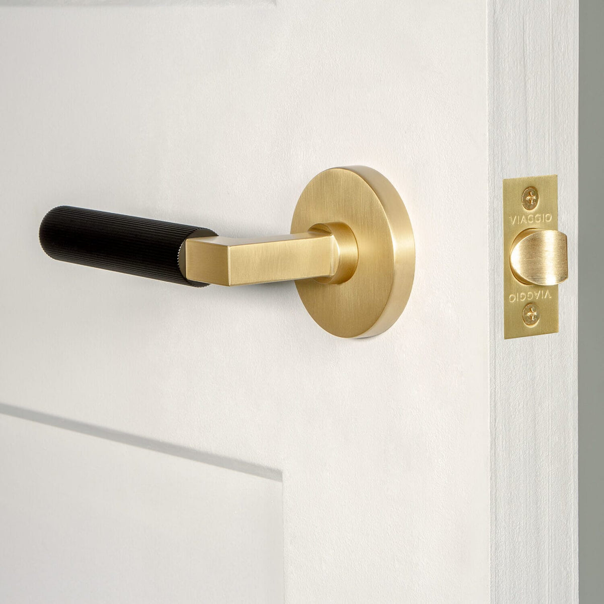 Circolo Rosette in Satin Brass with Satin Black Contempo Fluted Lever