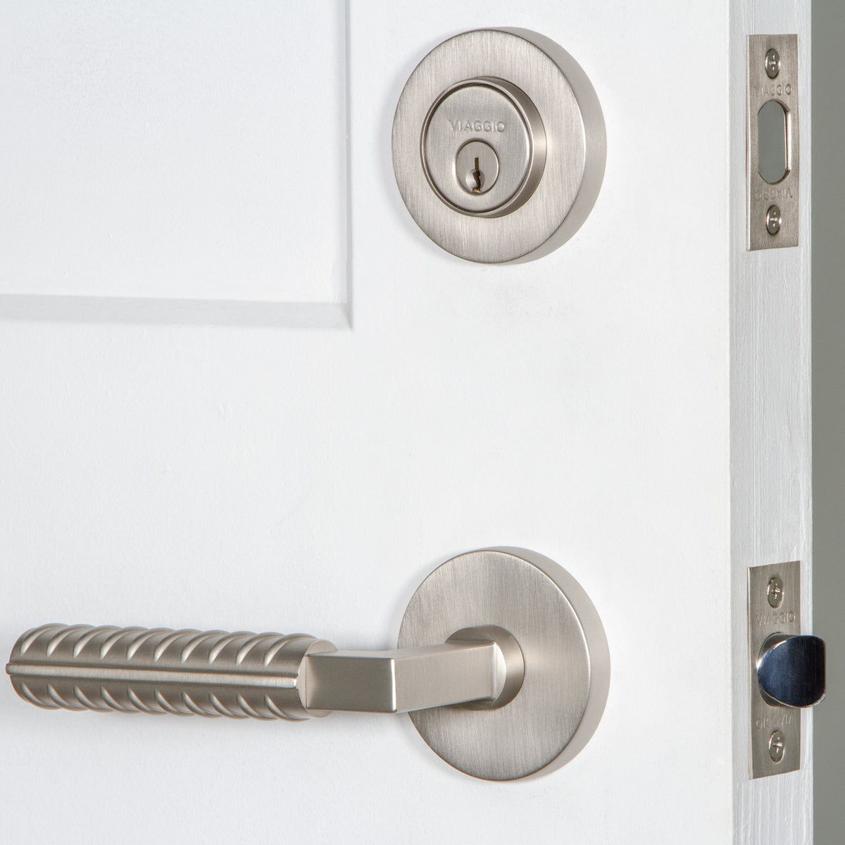 Circolo Rosette Entry Set with Contempo Rebar Lever in Satin Nickel