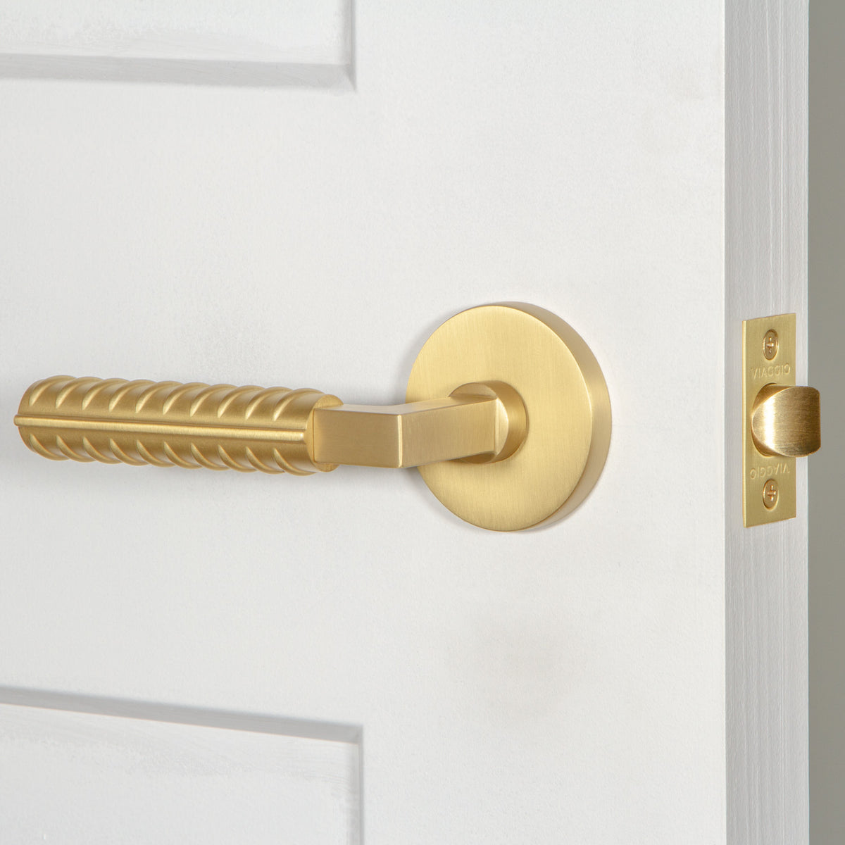 Circolo Rosette with Contempo Rebar Lever in Satin Brass