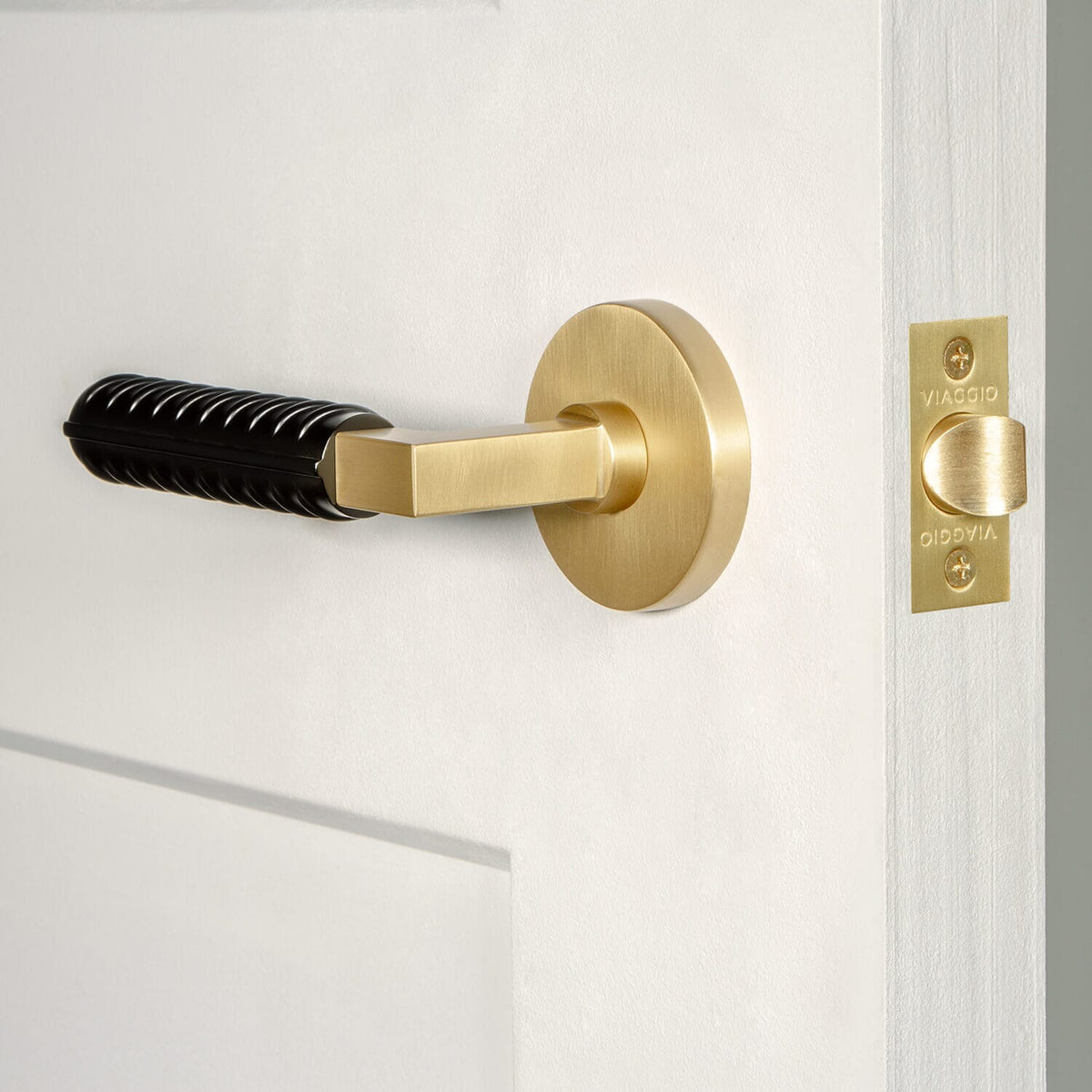 Circolo Rosette in Satin Brass with Satin Black Contempo Rebar Lever