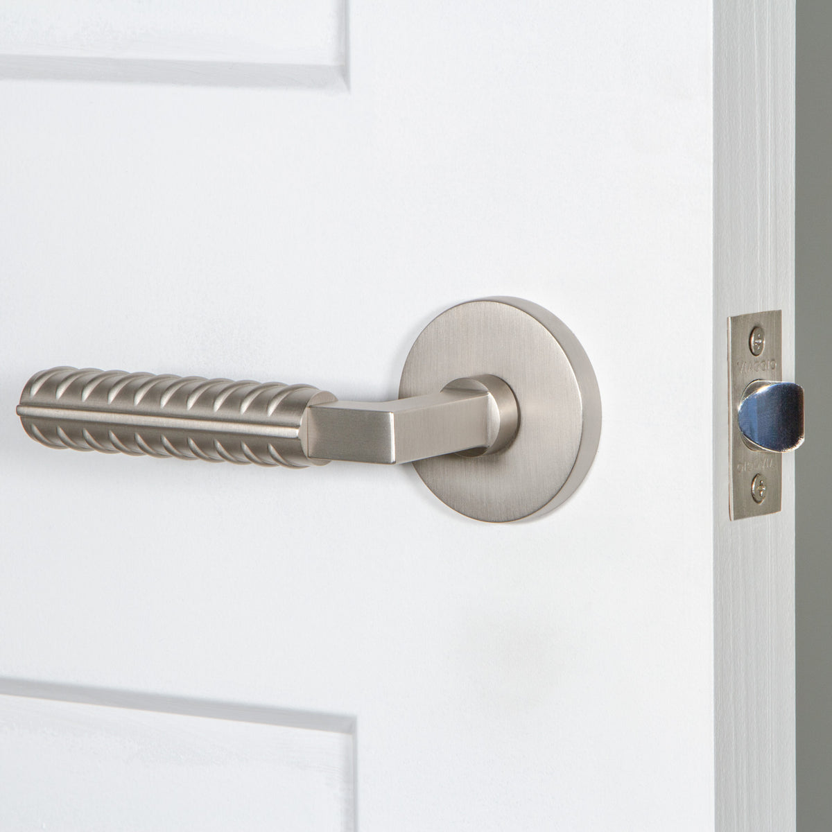 Circolo Rosette with Contempo Rebar Lever in Satin Nickel