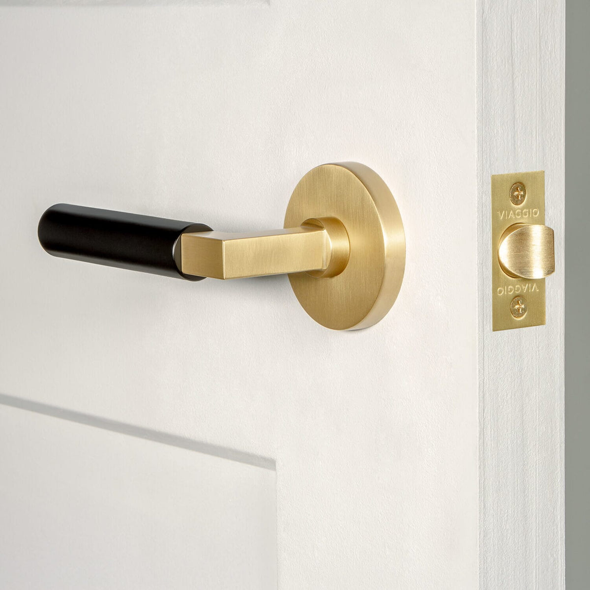 Circolo Rosette in Satin Brass with Satin Black Contempo Smooth Lever