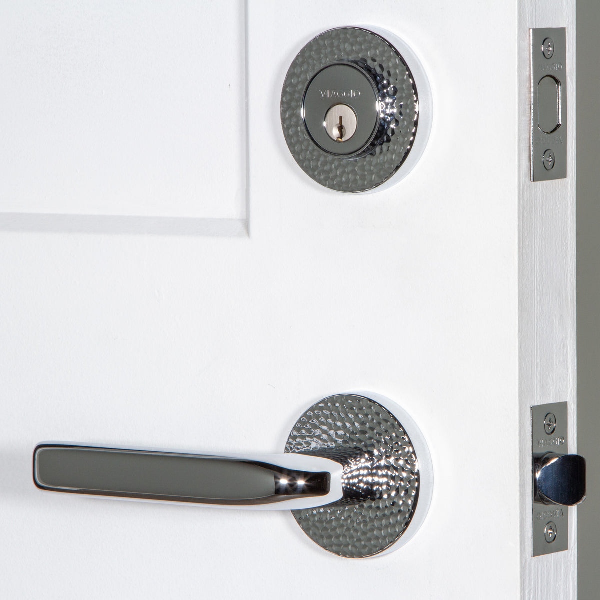 Circolo Hammered Rosette Entry Set with Bella Lever in Bright Chrome