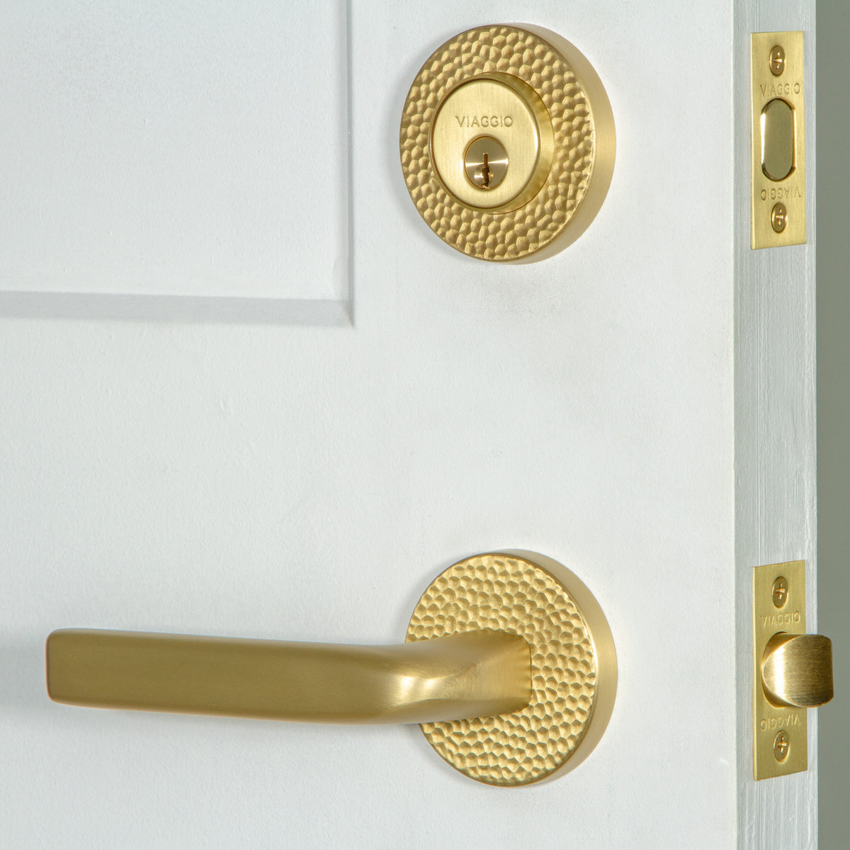 Circolo Hammered Rosette Entry Set with Bella Lever in Satin Brass