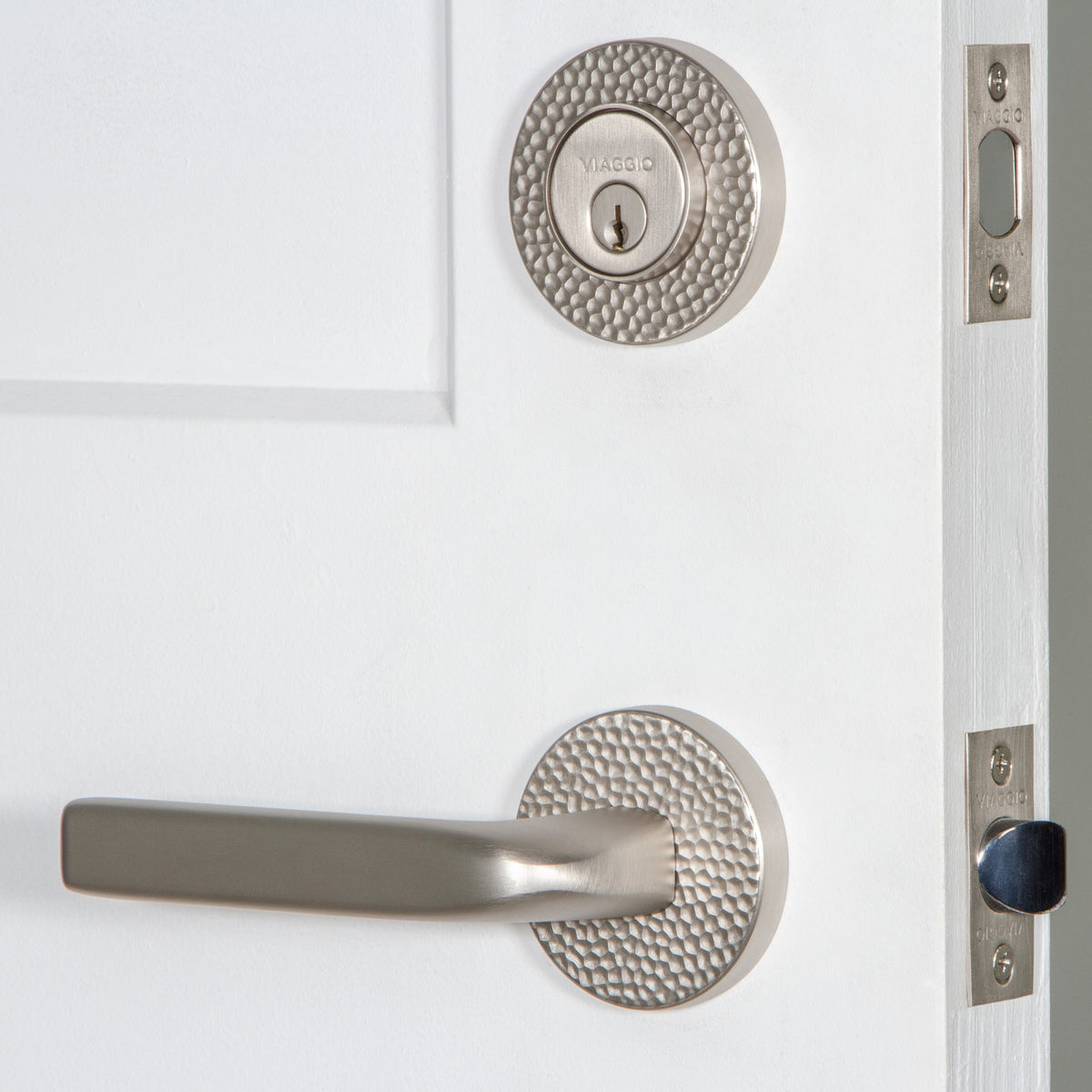 Circolo Hammered Rosette Entry Set with Bella Lever in Satin Nickel