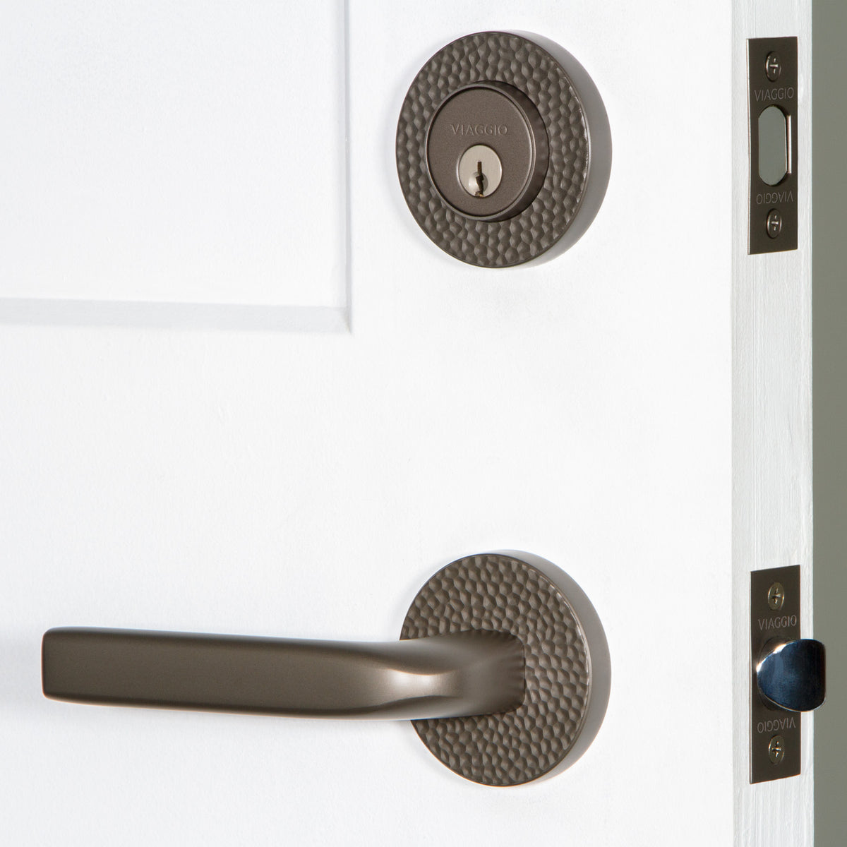 Circolo Hammered Rosette Entry Set with Bella Lever in Titanium Gray