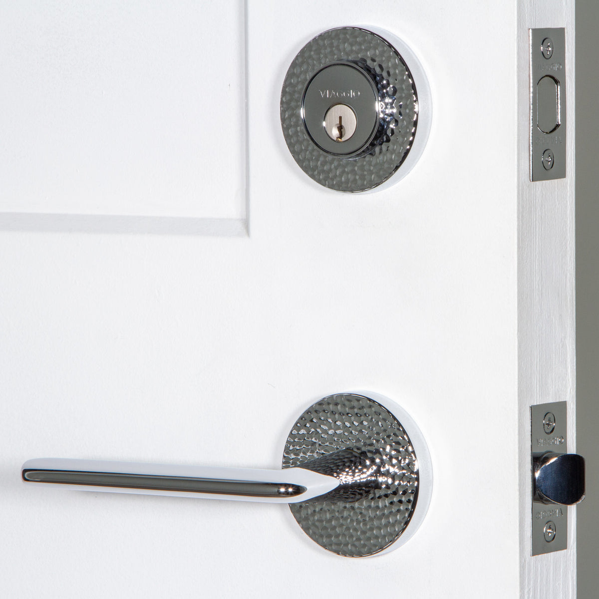 Circolo Hammered Rosette Entry Set with Brezza Lever in Bright Chrome