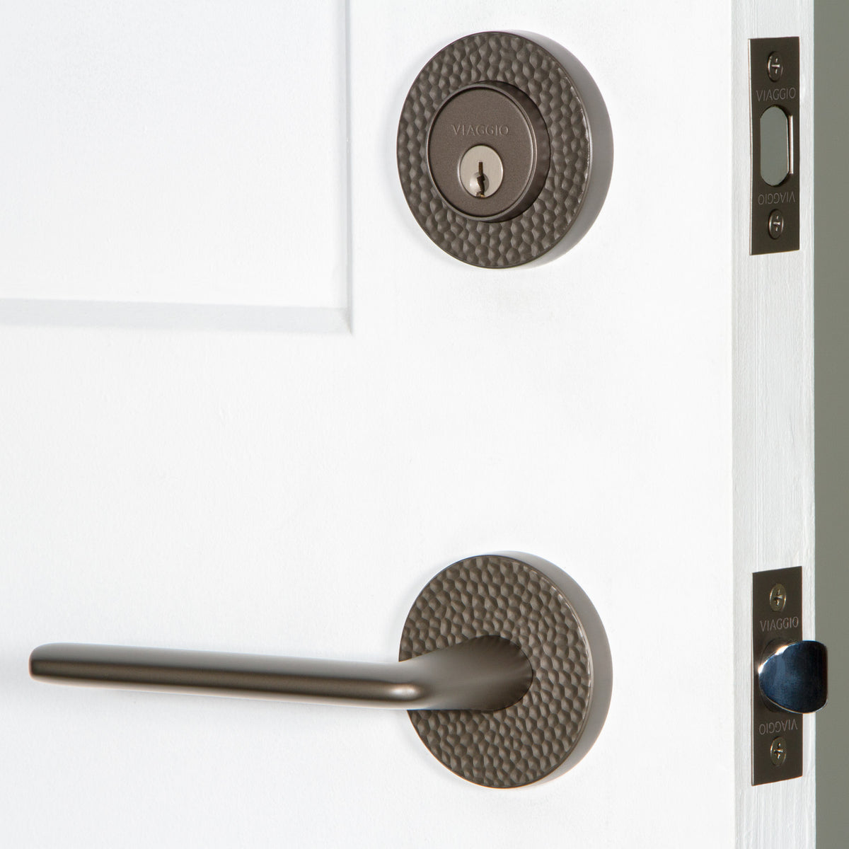 Circolo Hammered Rosette Entry Set with Brezza Lever in Titanium Gray