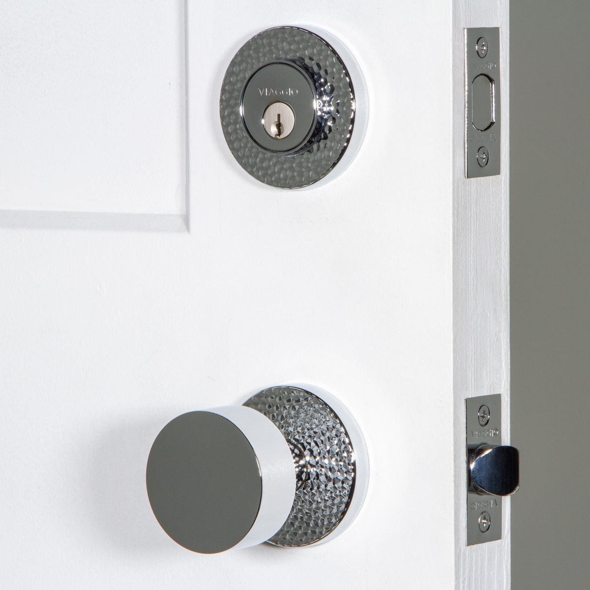 Circolo Hammered Rosette Entry Set with Circolo Knob in Bright Chrome