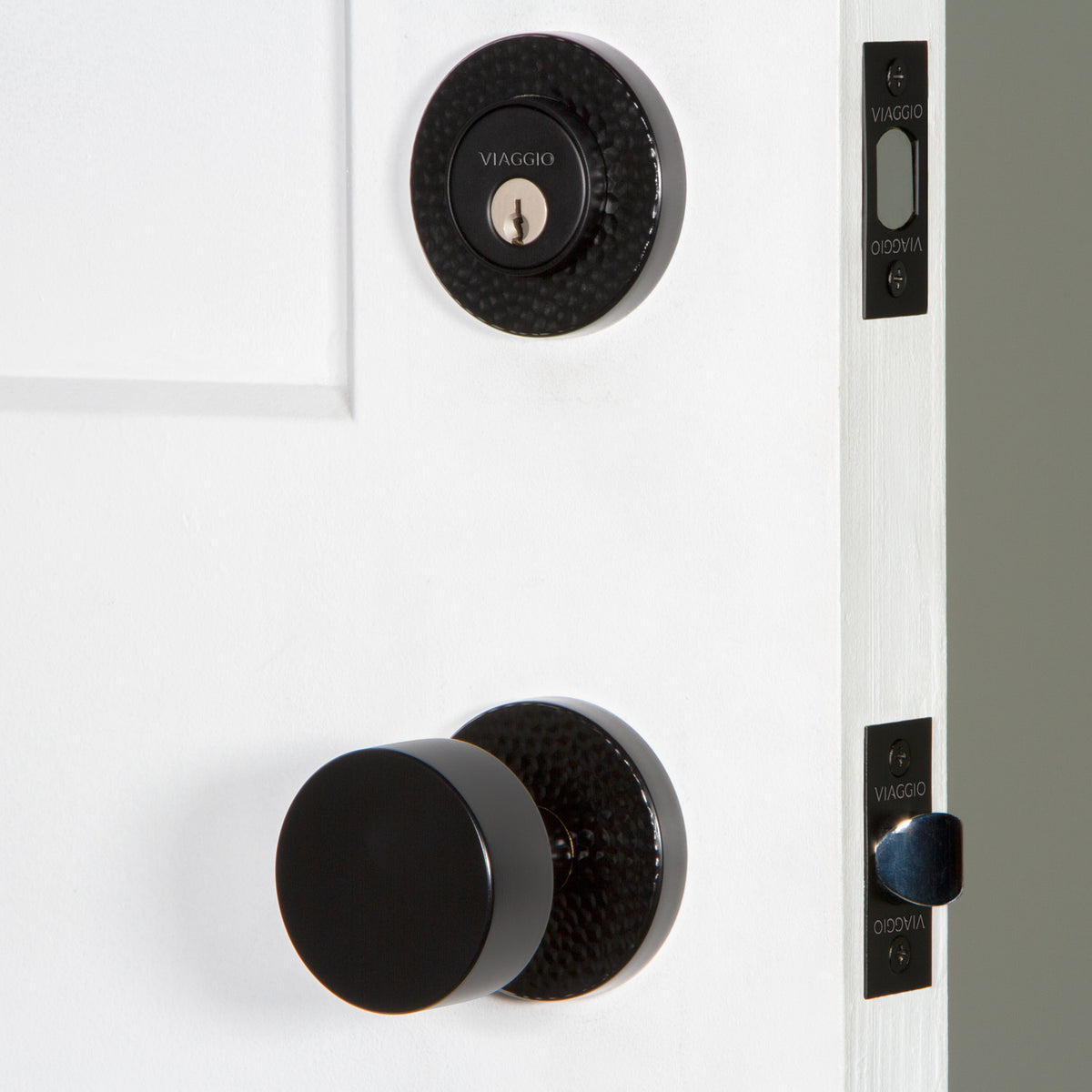 Circolo Hammered Rosette Entry Set with Circolo Knob in Satin Black