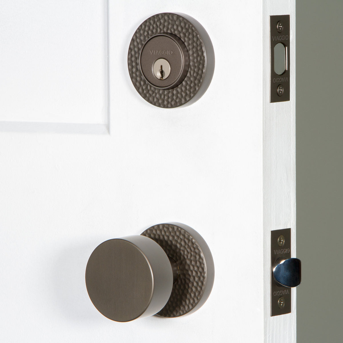 Circolo Hammered Rosette Entry Set with Circolo Knob in Titanium Gray