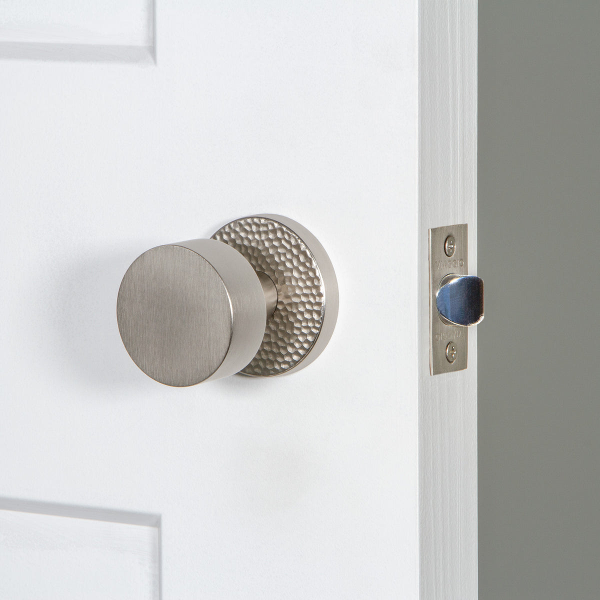 Circolo Hammered Rosette with Circolo Knob in Satin Nickel