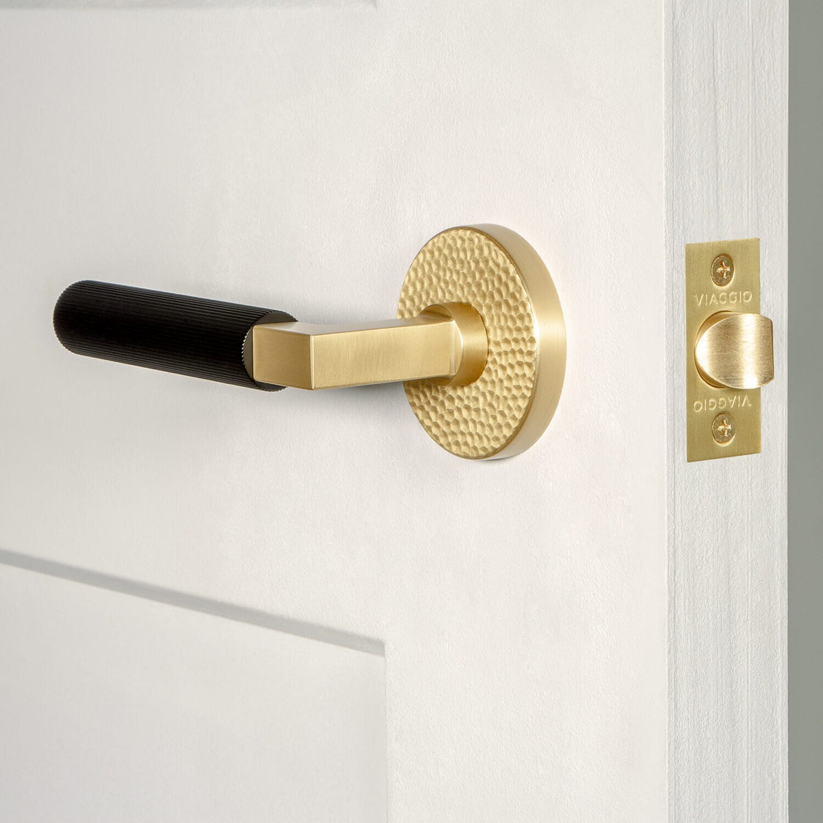 Circolo Hammered Rosette in Satin Brass with Satin Black Contempo Fluted Lever