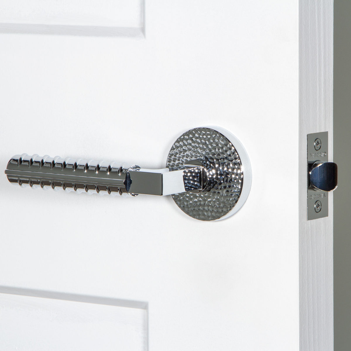 Circolo Hammered Rosette with Contempo Rebar Lever in Bright Chrome
