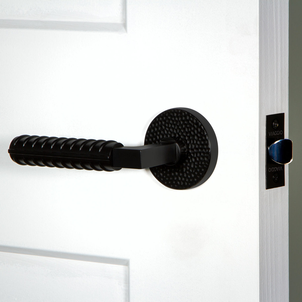 Circolo Hammered Rosette with Contempo Rebar Lever in Satin Black