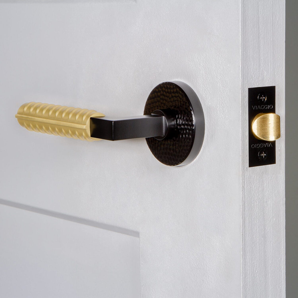 Circolo Hammered Rosette in Satin Black with Satin Brass Contempo Rebar Lever