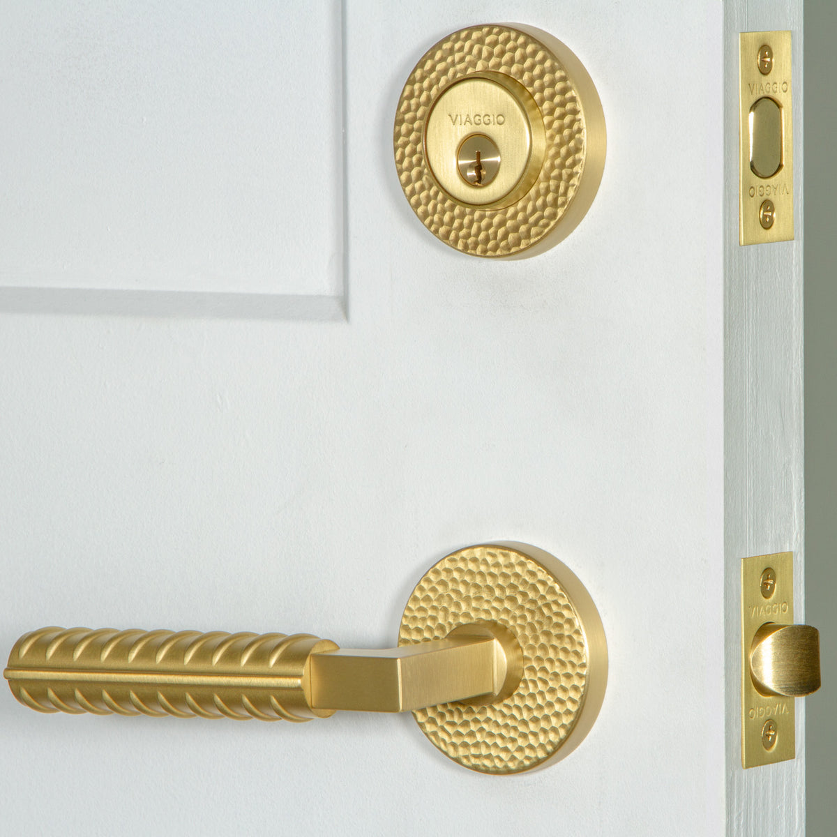 Circolo Hammered Rosette Entry Set with Contempo Rebar Lever in Satin Brass