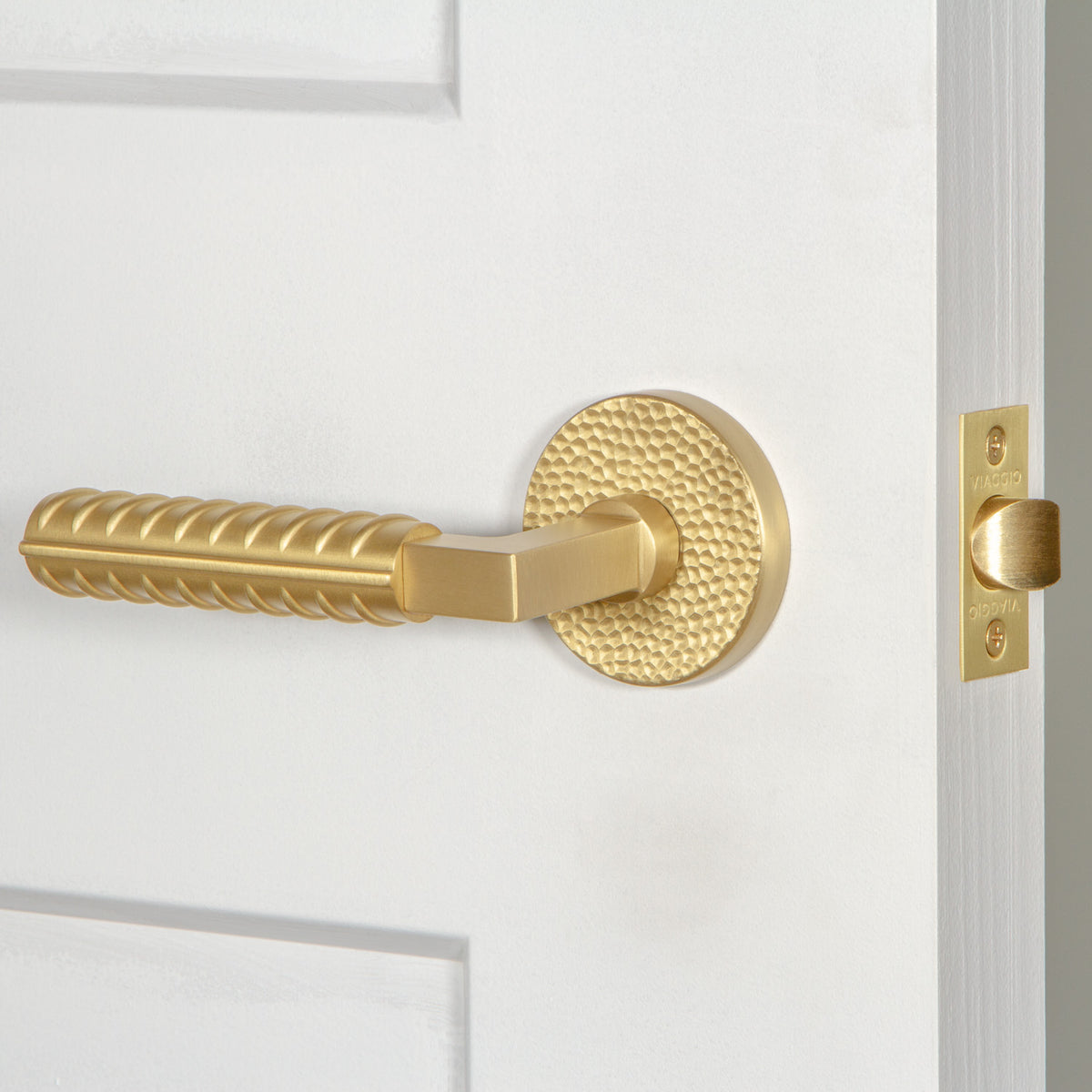 Circolo Hammered Rosette with Contempo Rebar Lever in Satin Brass