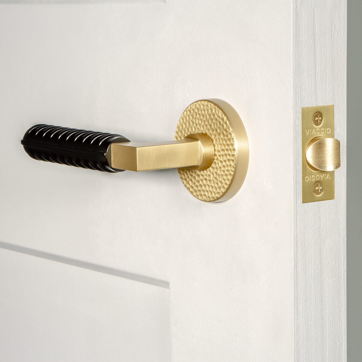 Circolo Hammered Rosette in Satin Brass with Satin Black Contempo Rebar Lever