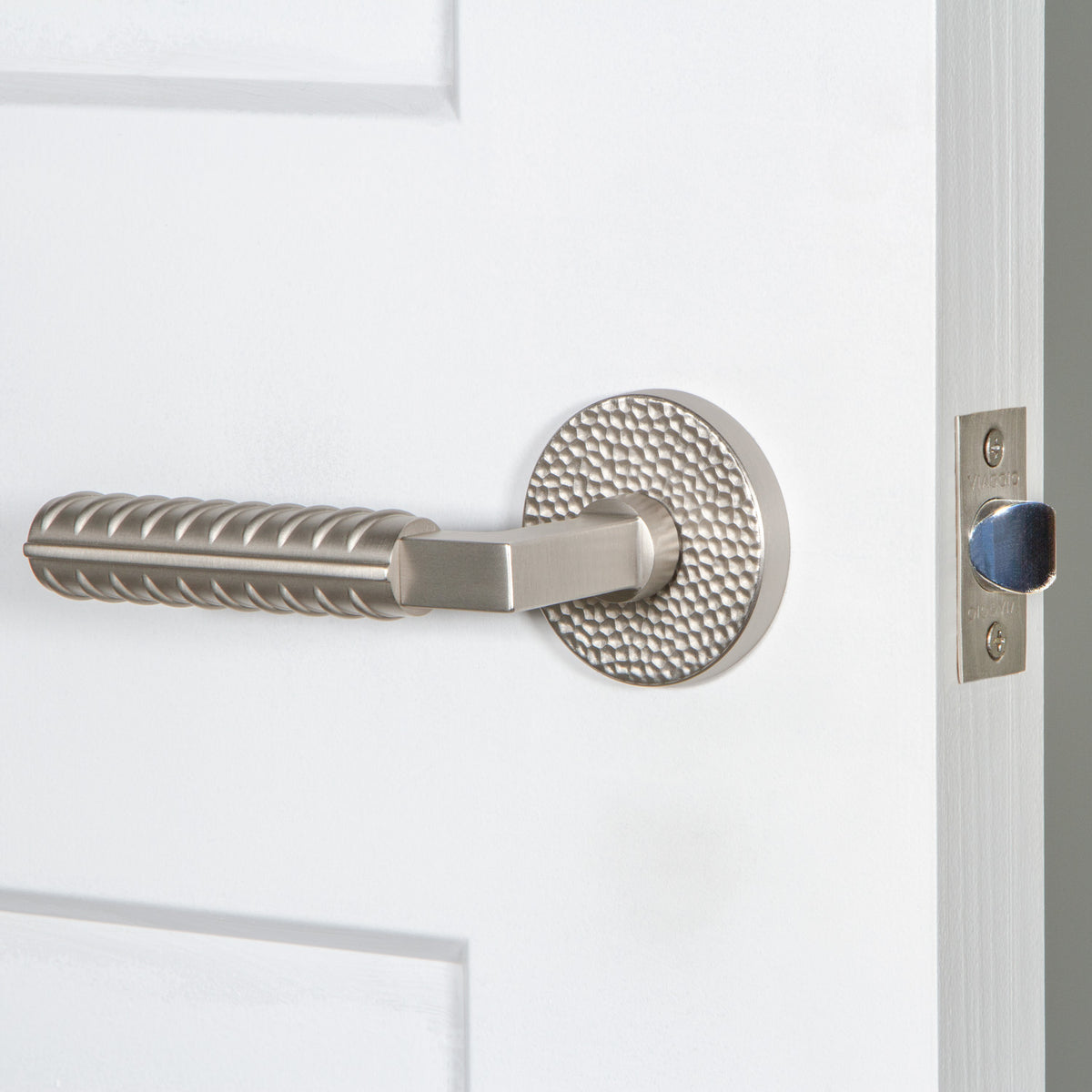 Circolo Hammered Rosette with Contempo Rebar Lever in Satin Nickel