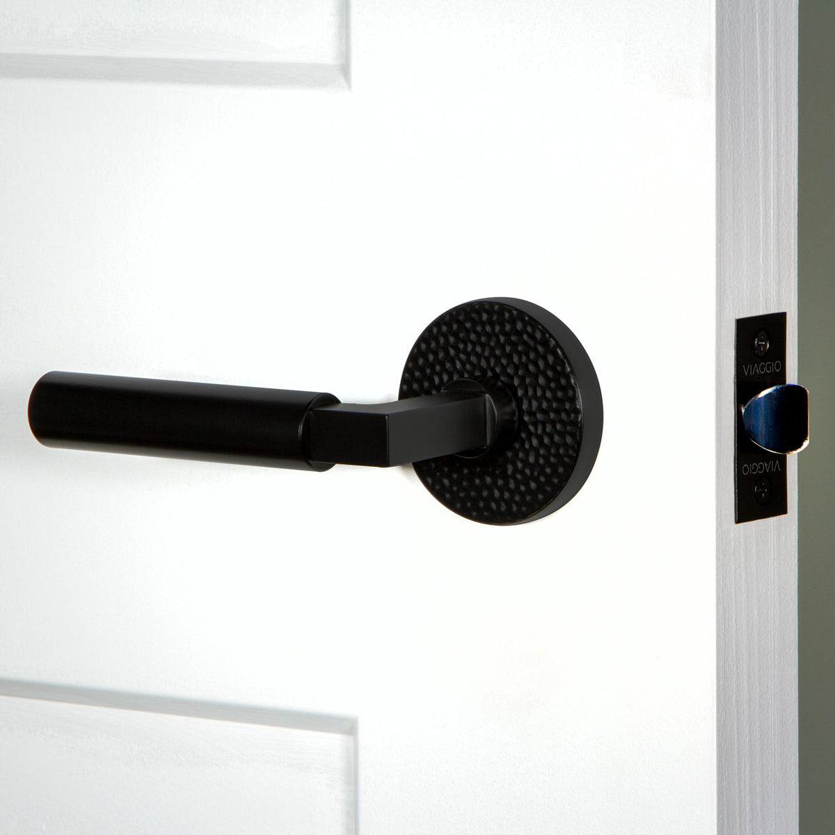 Circolo Hammered Rosette with Contempo Lever in Satin Black