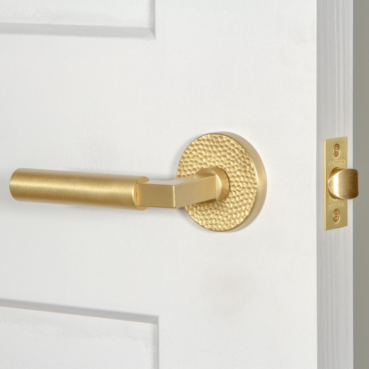 Circolo Hammered Rosette with Contempo Lever in Satin Brass