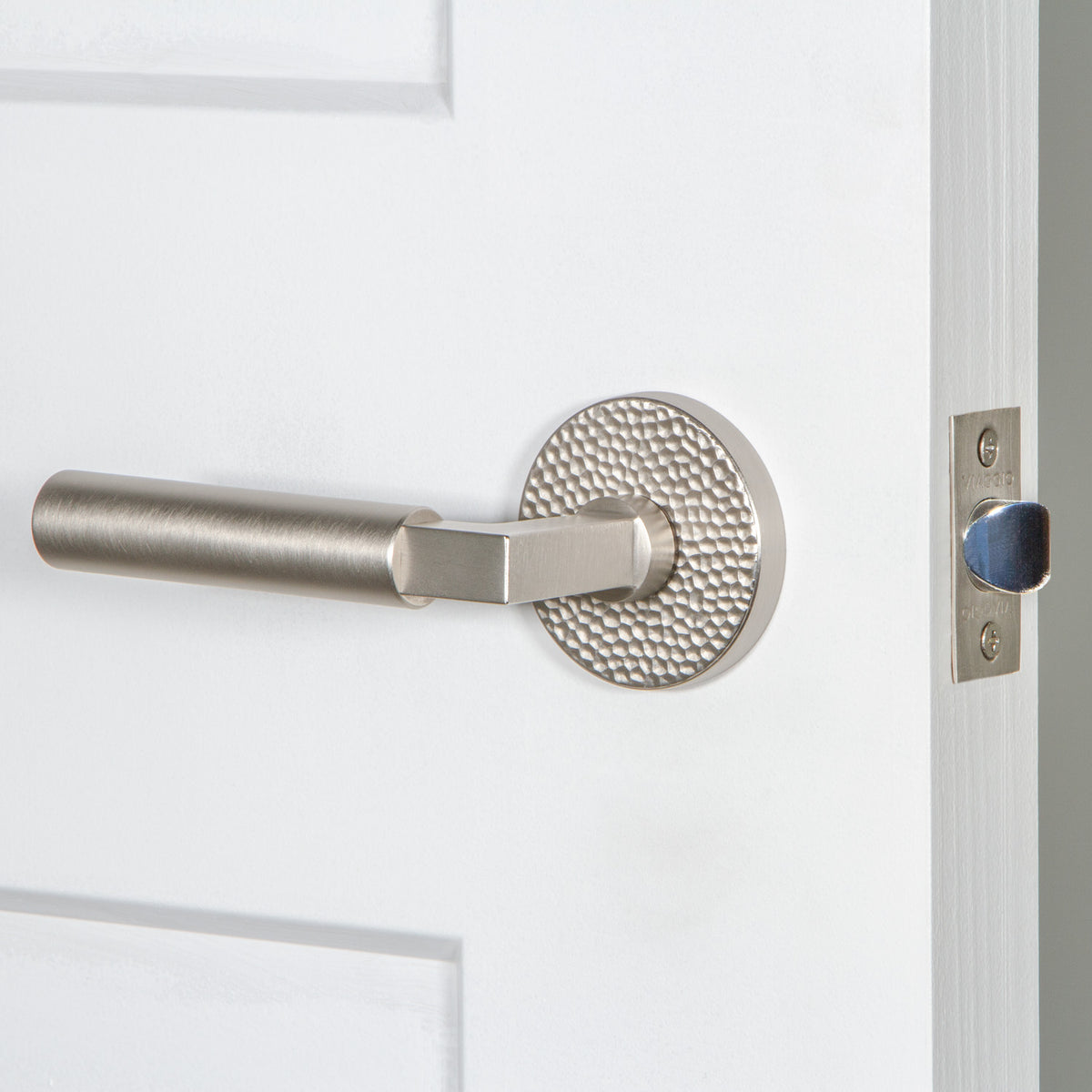 Circolo Hammered Rosette with Contempo Lever in Satin Nickel