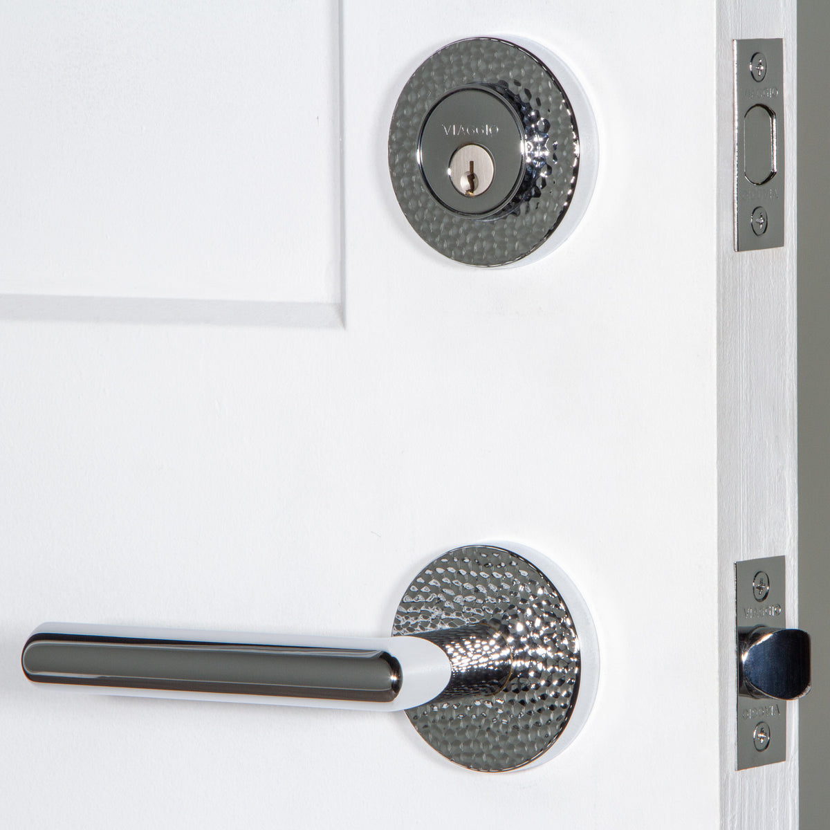 Circolo Hammered Rosette Entry Set with Moderno Lever in Bright Chrome