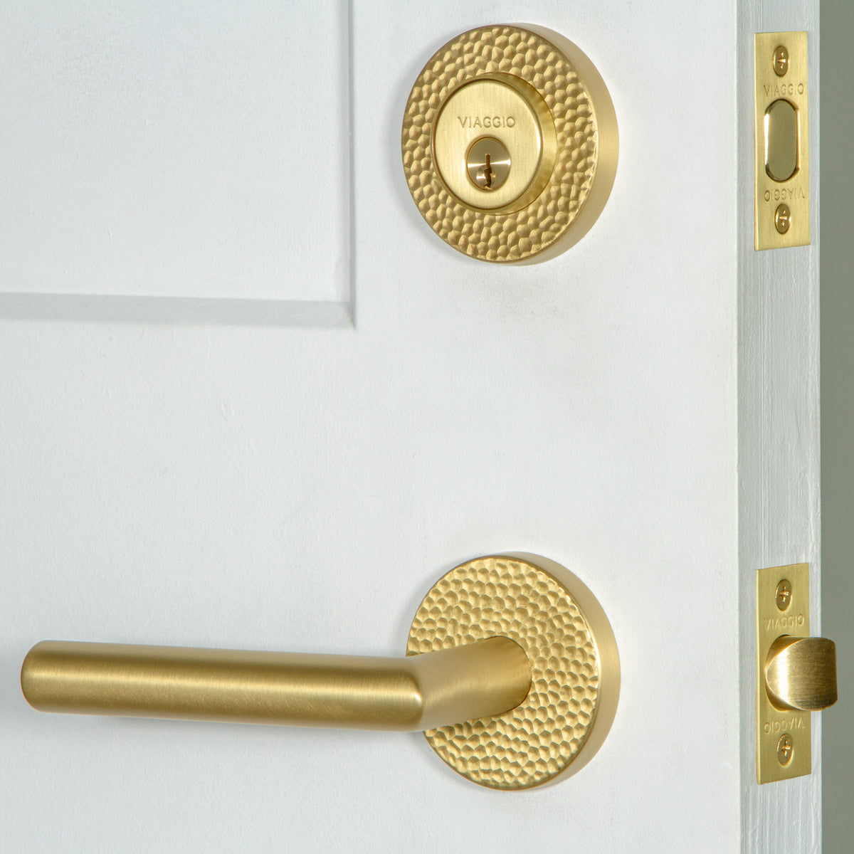 Circolo Hammered Rosette Entry Set with Moderno Lever in Satin Brass