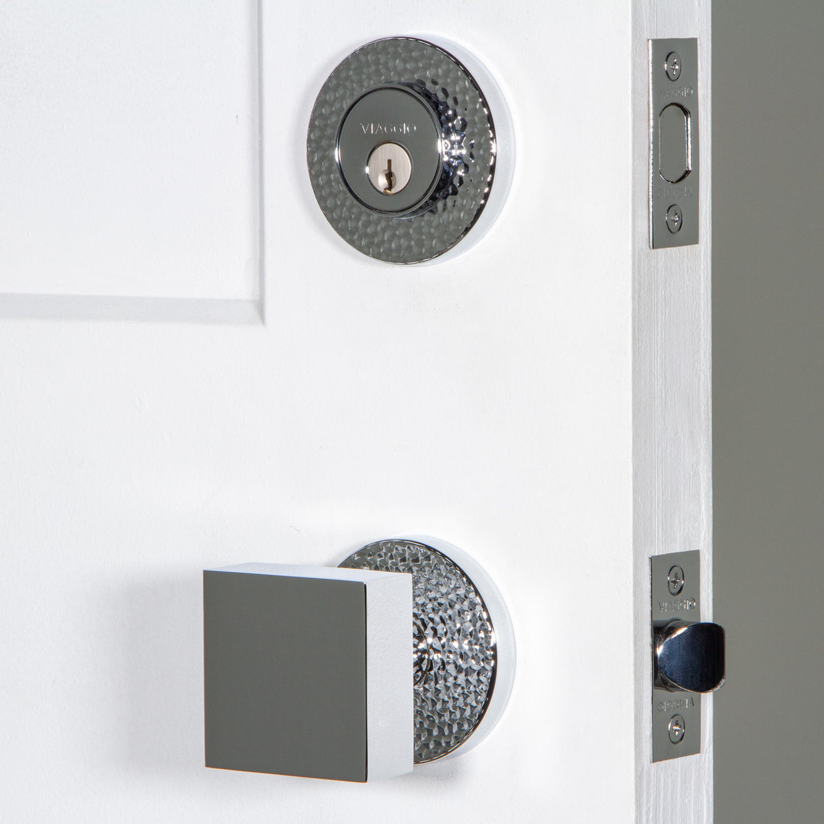 Circolo Hammered Rosette Entry Set with Quadrato Knob in Bright Chrome