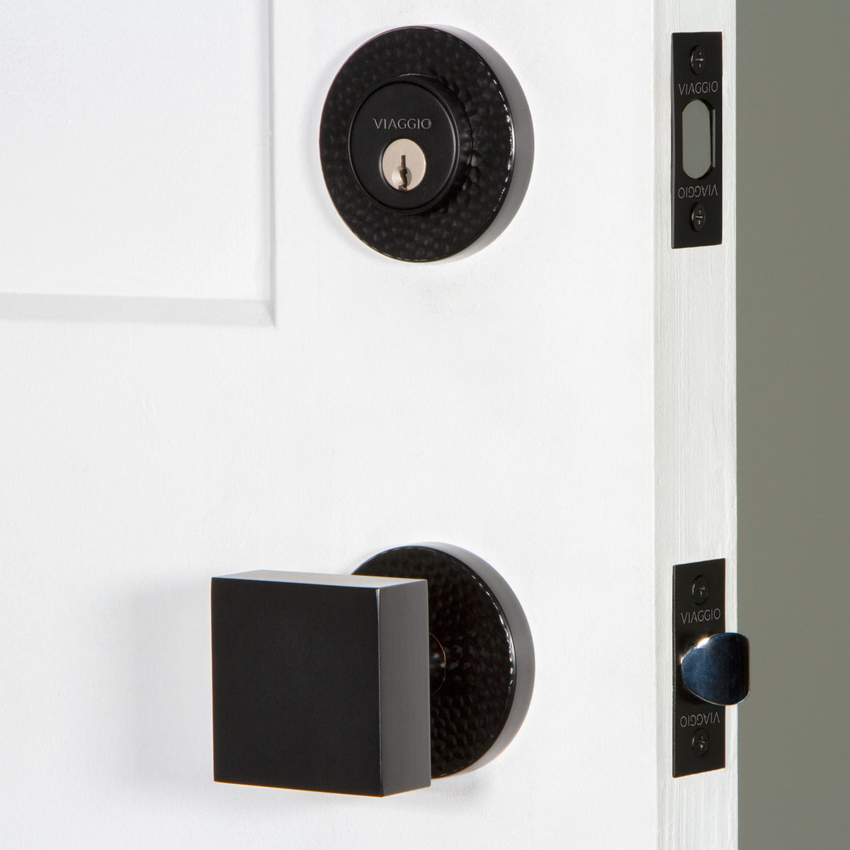 Circolo Hammered Rosette Entry Set with Quadrato Knob in Satin Black