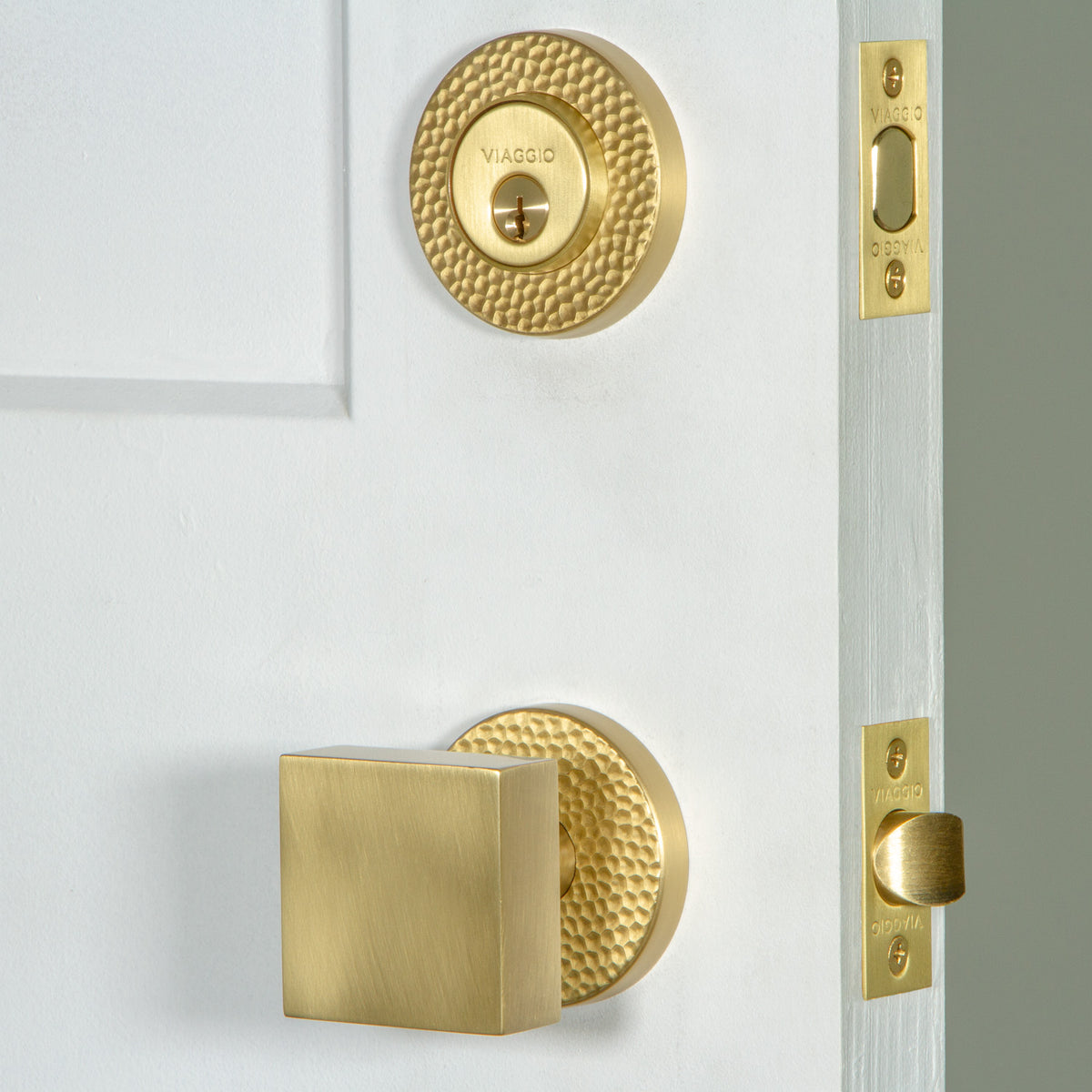 Circolo Hammered Rosette Entry Set with Quadrato Knob in Satin Brass