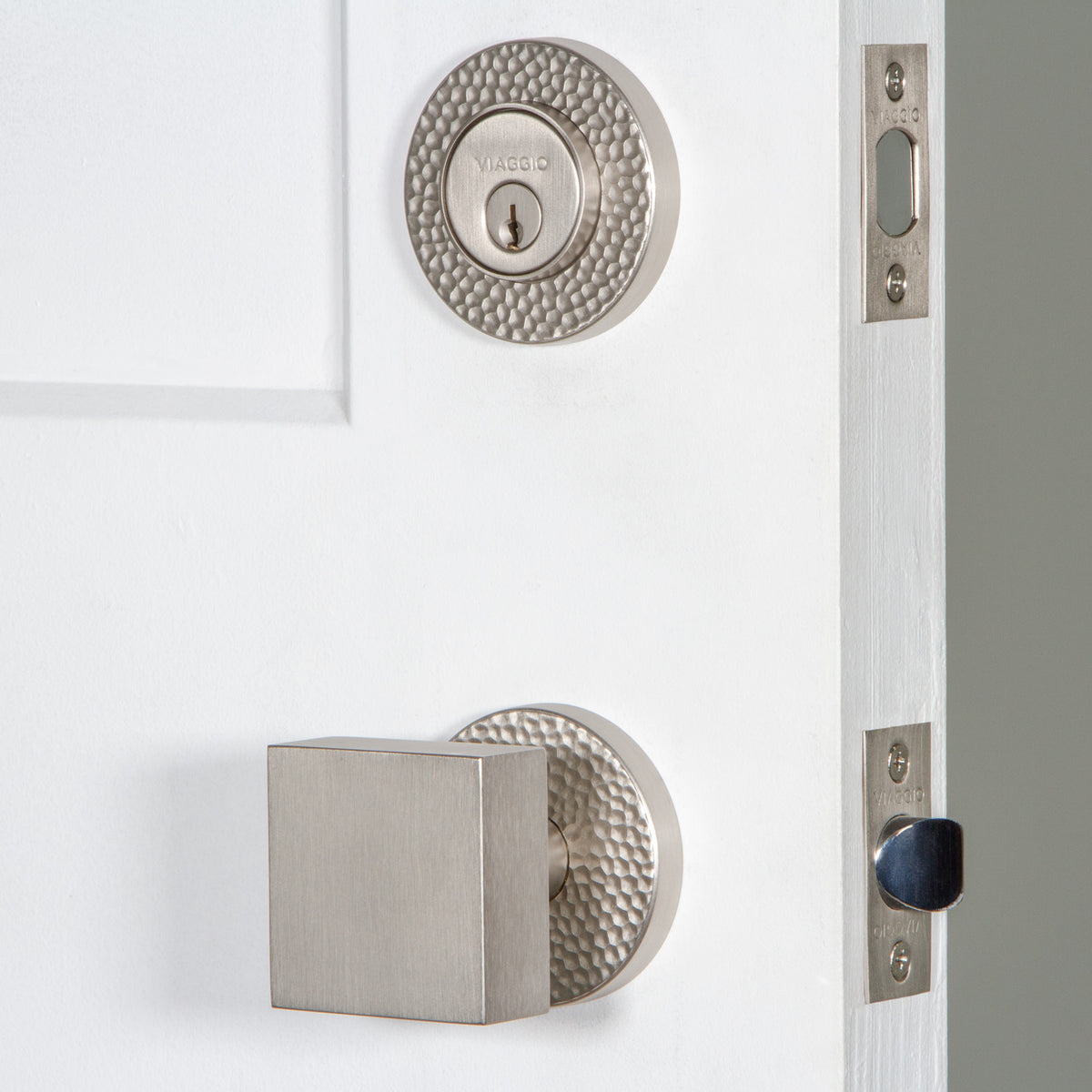 Circolo Hammered Rosette Entry Set with Quadrato Knob in Satin Nickel