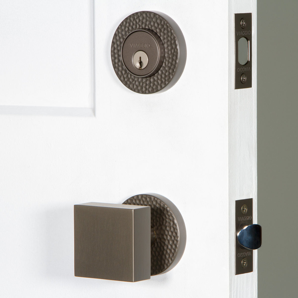 Circolo Hammered Rosette Entry Set with Quadrato Knob in Titanium Gray