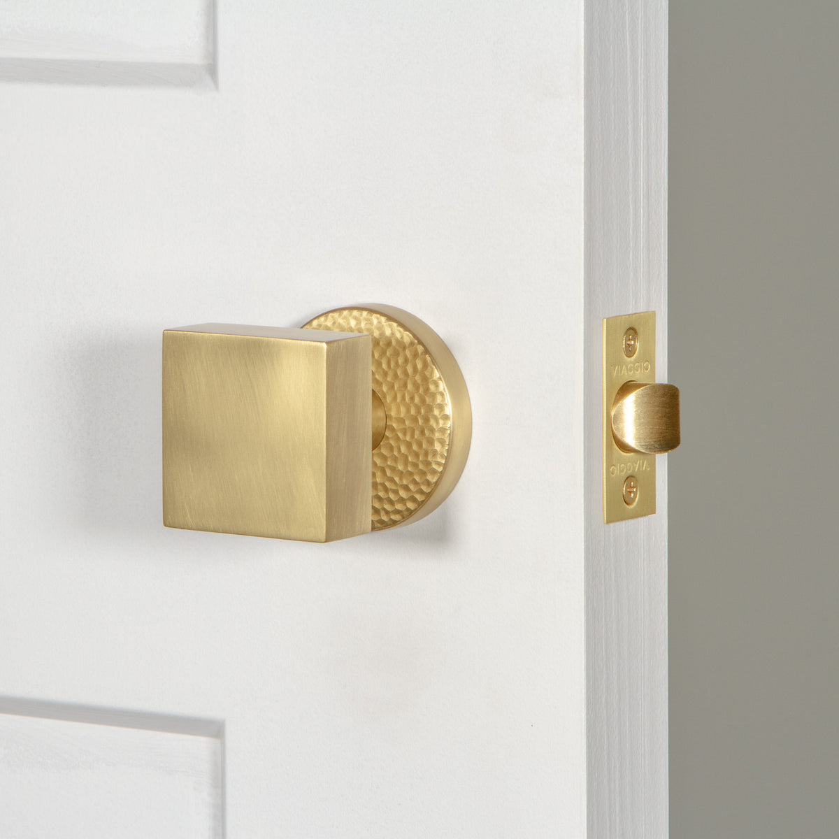 Circolo Hammered Rosette with Quadrato Knob in Satin Brass