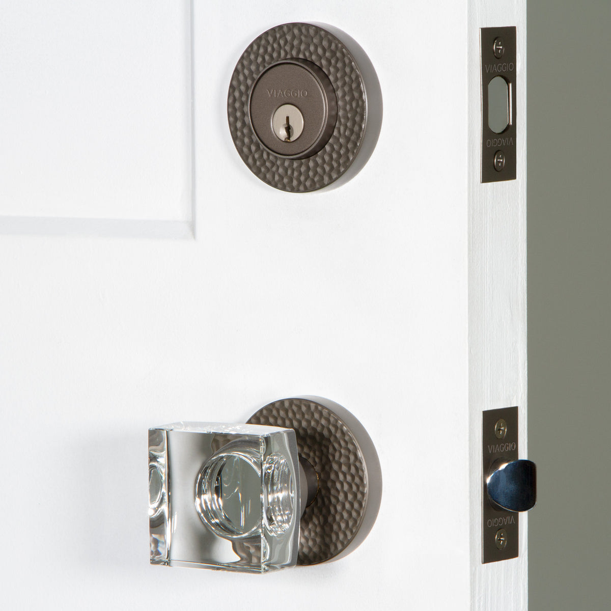 Circolo Hammered Rosette Entry Set with Quadrato Crystal Knob in Titanium Gray